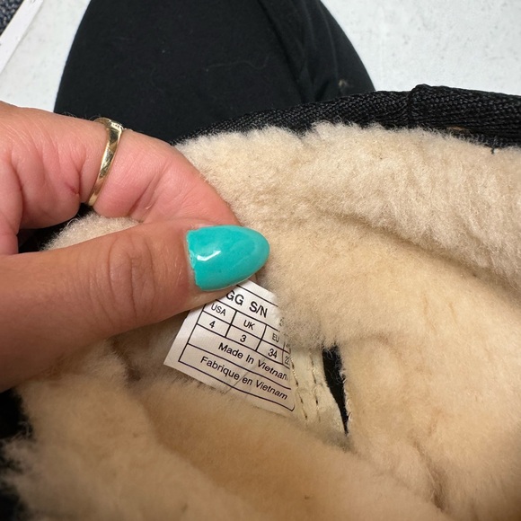 Black UGGS boots - Picture 2 of 8